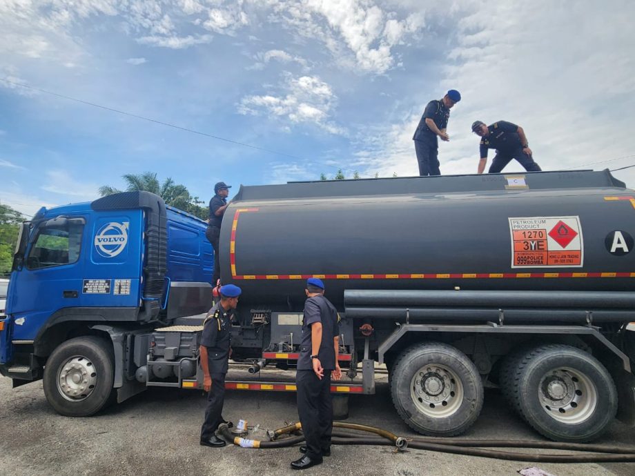 东:登州国内贸易及生活成本局拦截2辆油槽车,起获8190公升疑似走私贩卖的津贴柴油。