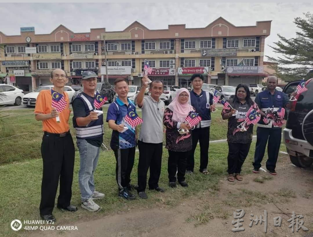 东:直凉睦邻社区委员会派发国旗