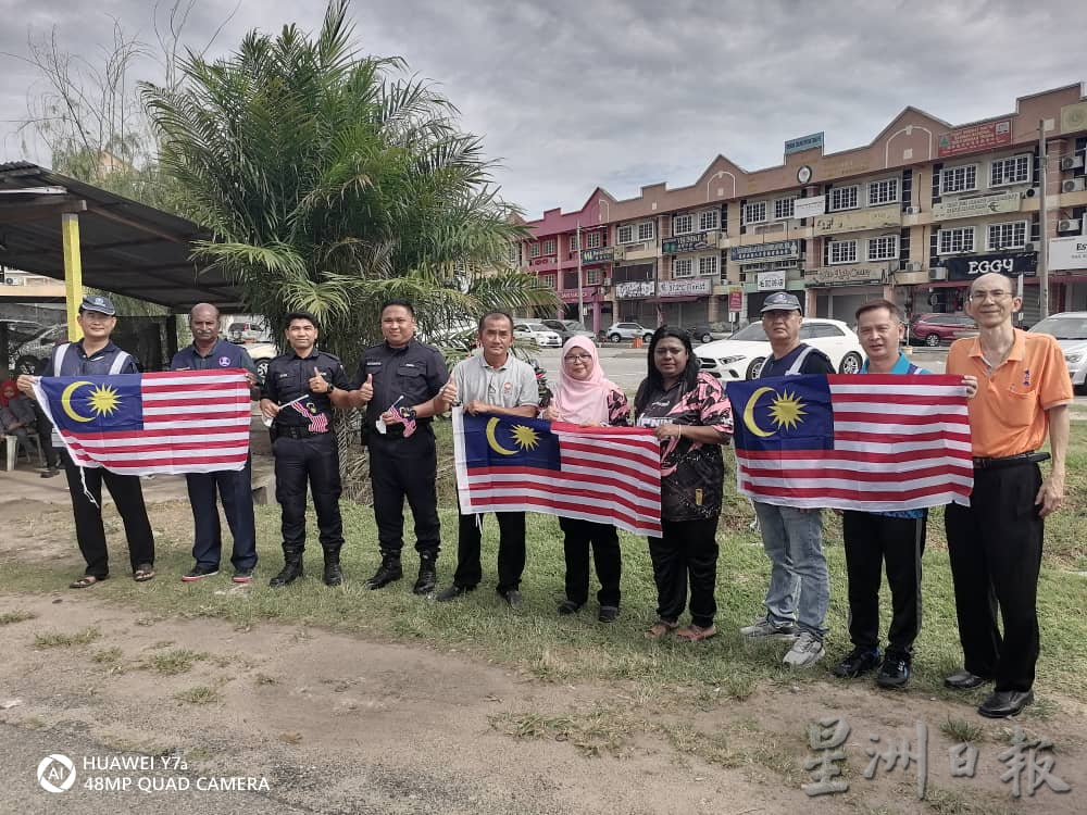 东:直凉睦邻社区委员会派发国旗