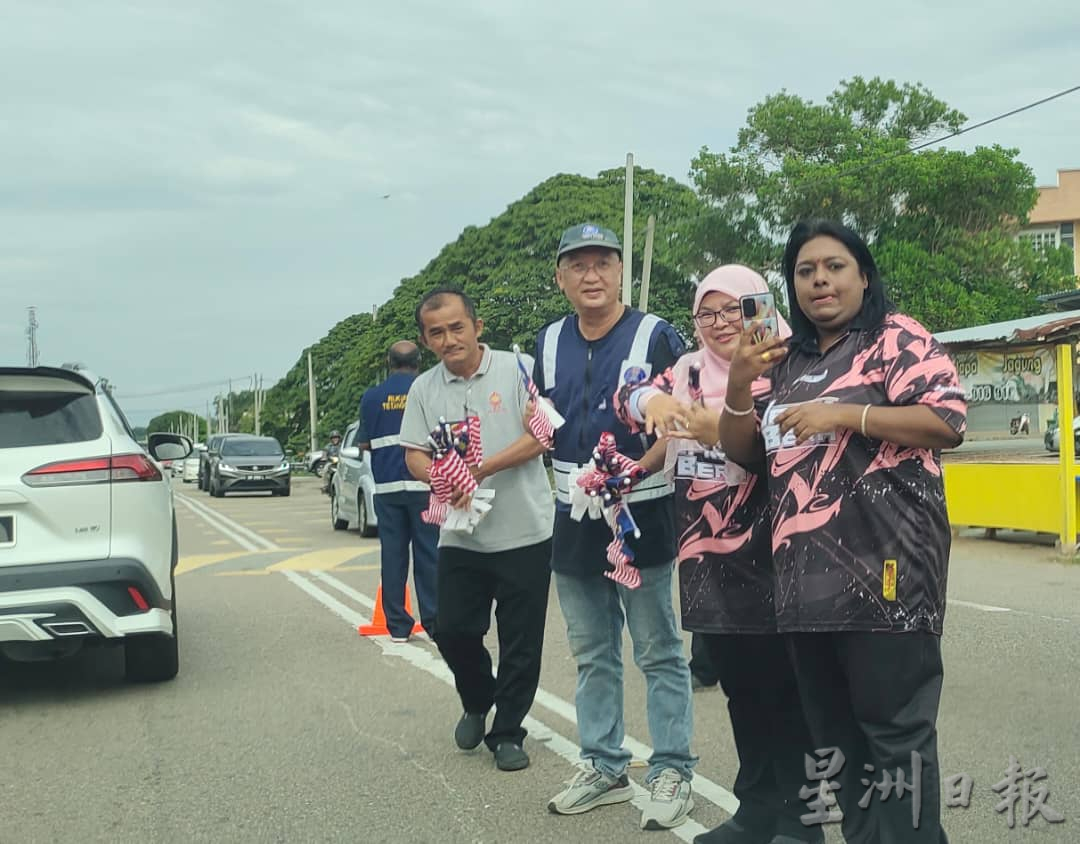 东:直凉睦邻社区委员会派发国旗