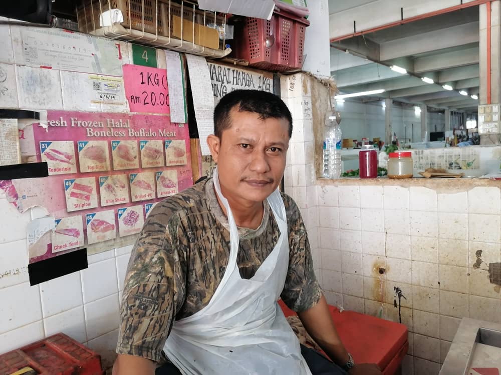 东:让路关丹大巴刹装修迁出户外营业,菜贩肉贩忧生意一落千丈。