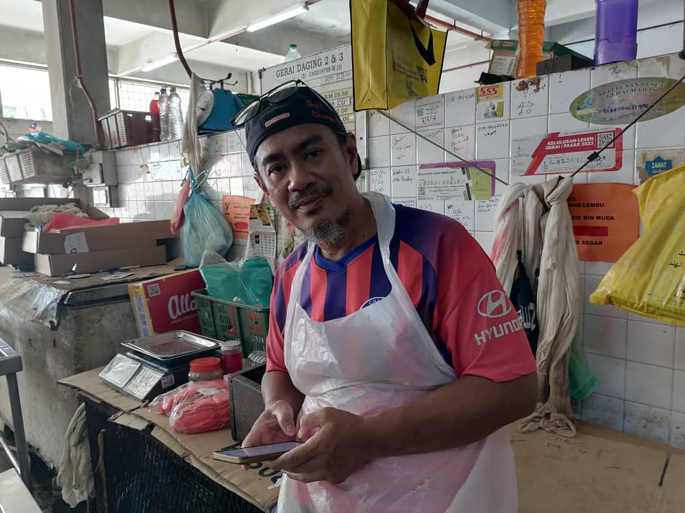 东:让路关丹大巴刹装修迁出户外营业,菜贩肉贩忧生意一落千丈。