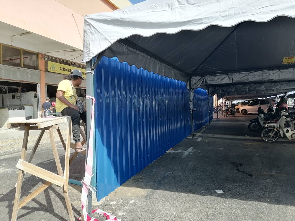 东:让路关丹大巴刹装修迁出户外营业,菜贩肉贩忧生意一落千丈。