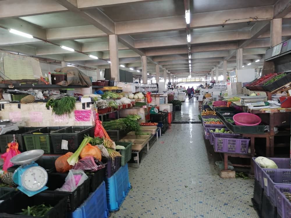 东:让路关丹大巴刹装修迁出户外营业,菜贩肉贩忧生意一落千丈。