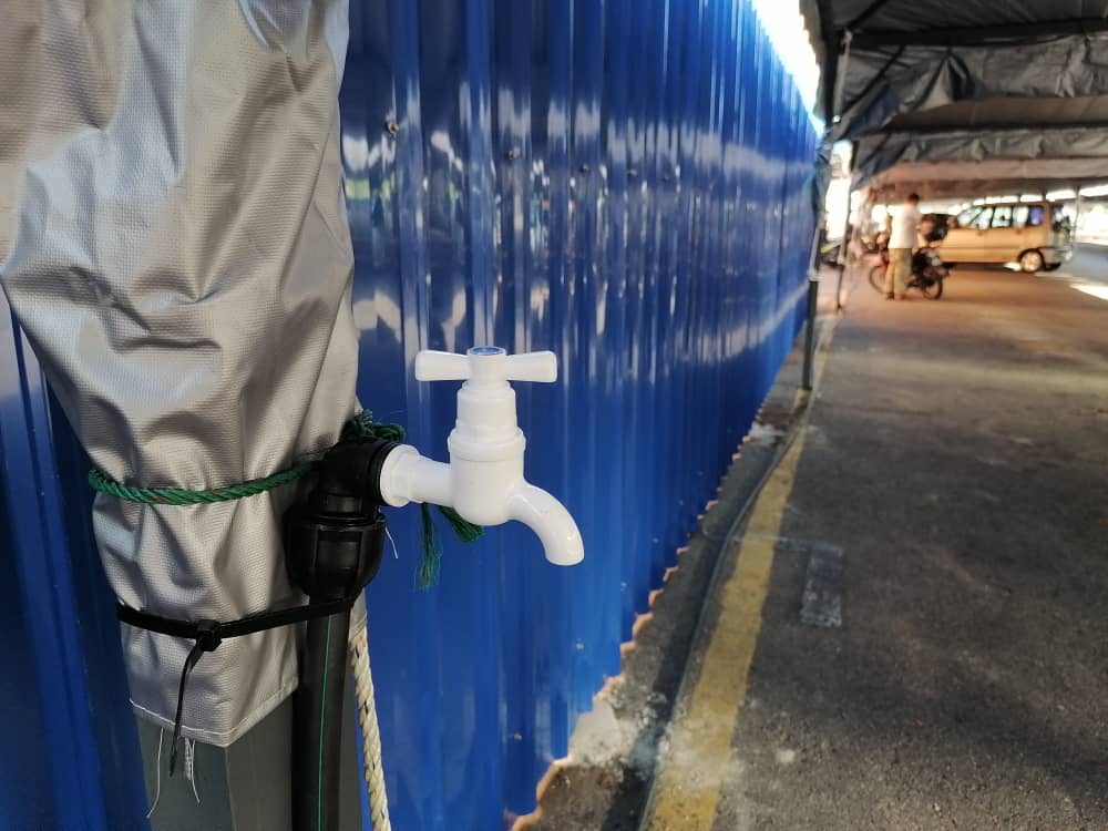 东:让路关丹大巴刹装修迁出户外营业,菜贩肉贩忧生意一落千丈。