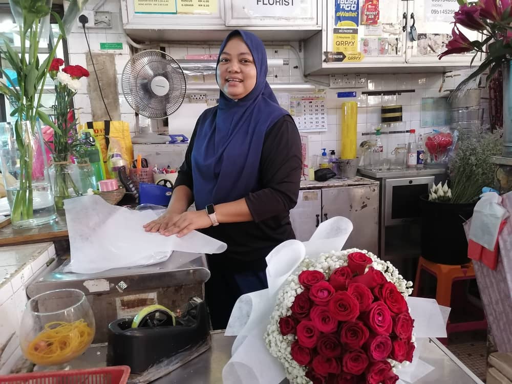 东:让路关丹大巴刹装修迁出户外营业,菜贩肉贩忧生意一落千丈。