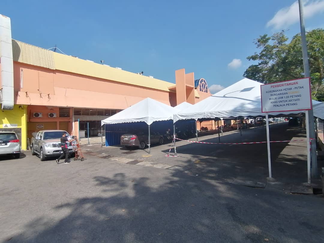 东:让路关丹大巴刹装修迁出户外营业,菜贩肉贩忧生意一落千丈。