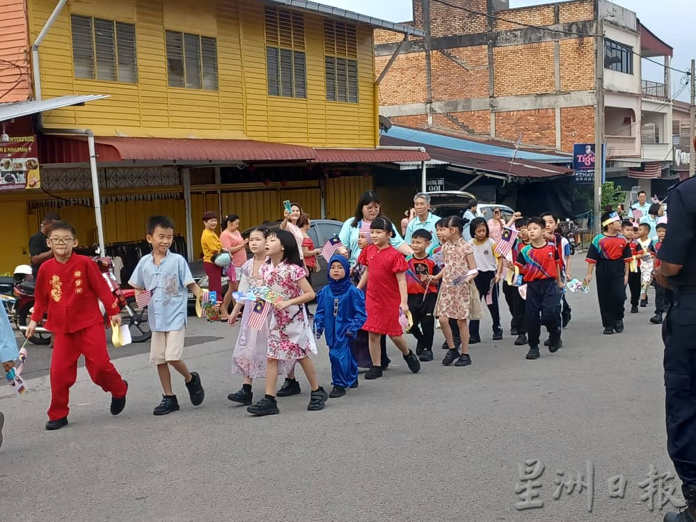 东:金马扬华小国庆游行学生穿传统服装