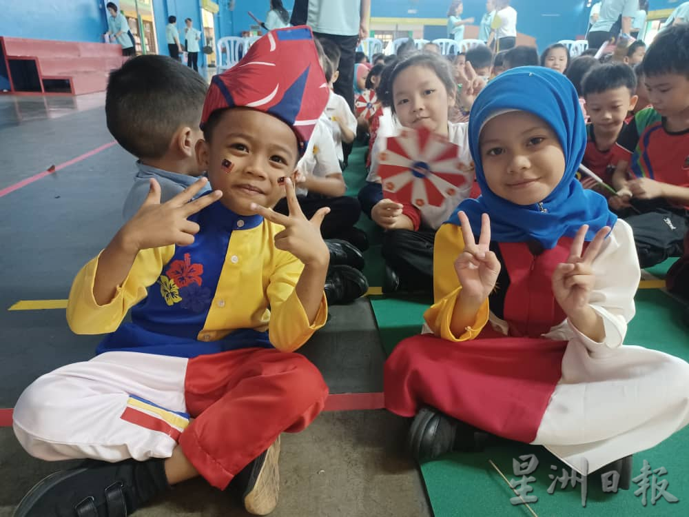 东:金马扬华小国庆游行学生穿传统服装