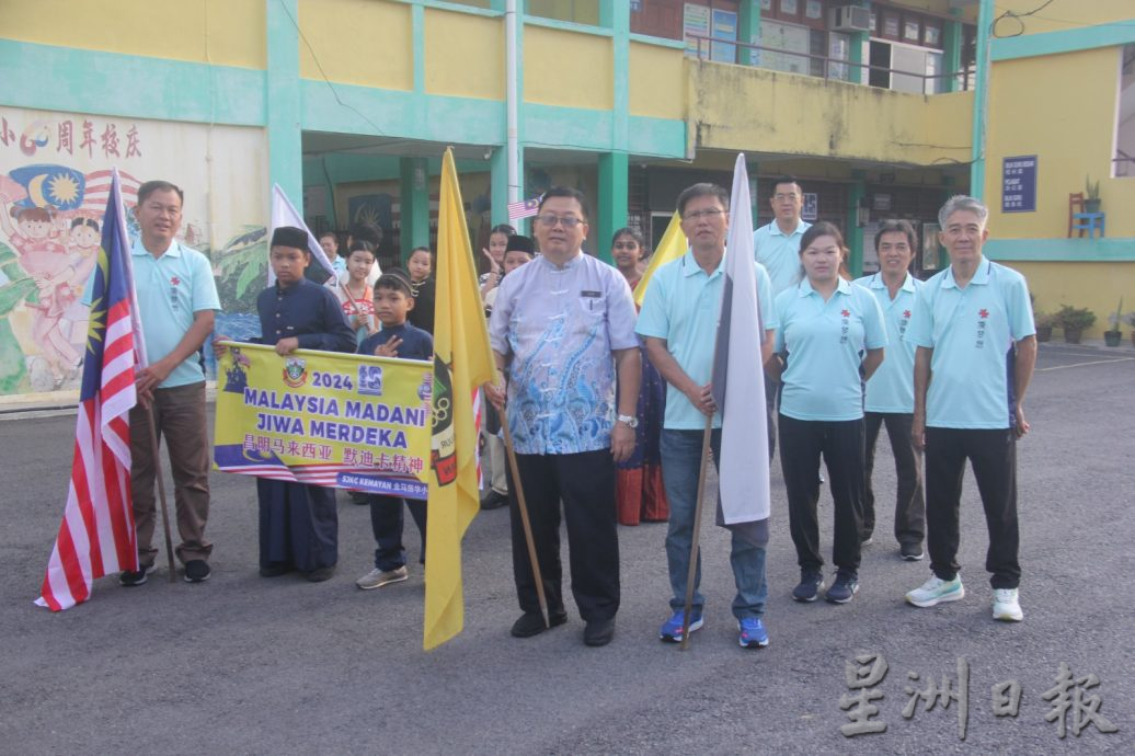 东:金马扬华小国庆游行学生穿传统服装