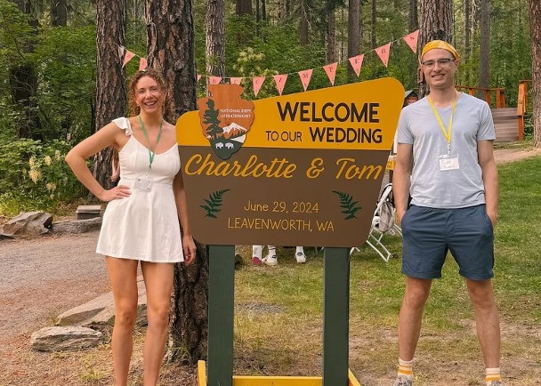 为重现怀旧快乐 夫妇办“夏令营婚礼”