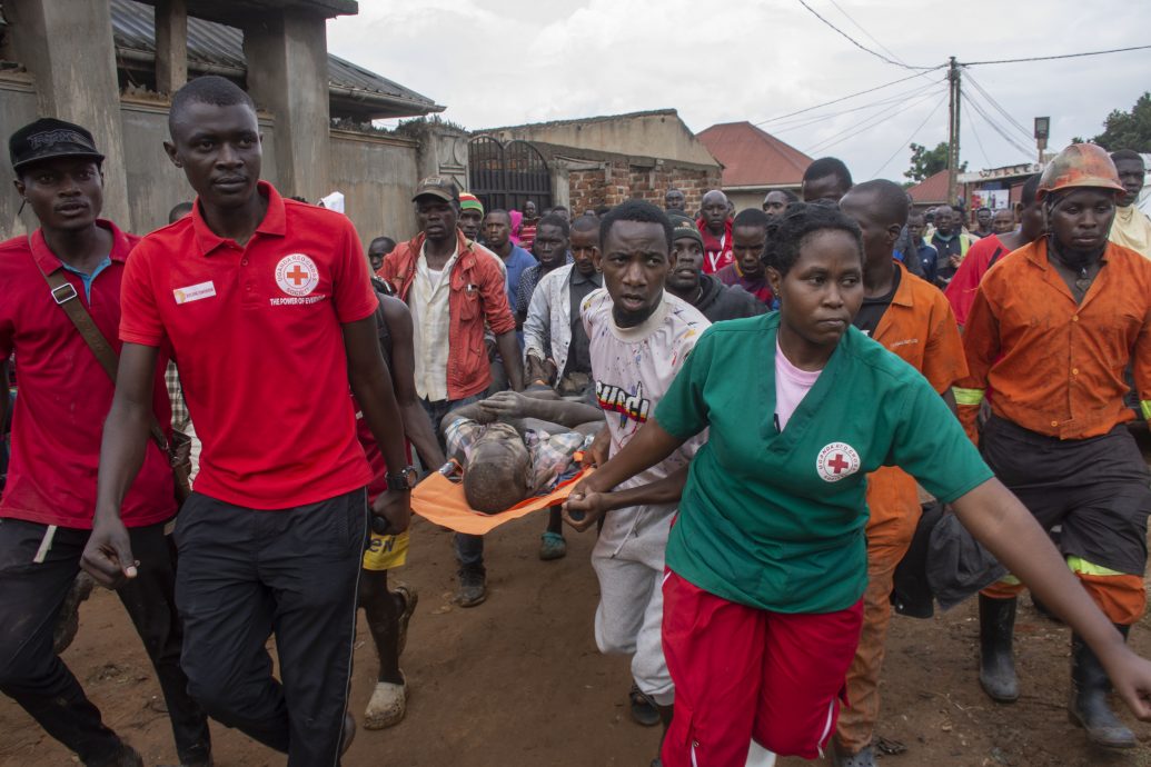 乌干达“垃圾山”倒塌掩民居 酿21死