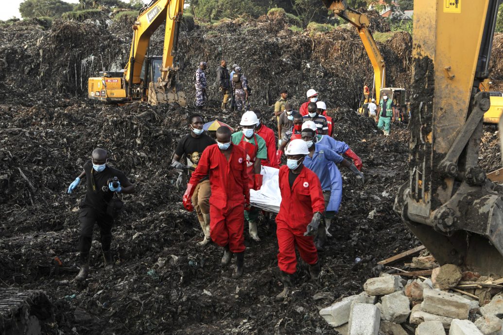 乌干达“垃圾山”倒塌掩民居 酿21死