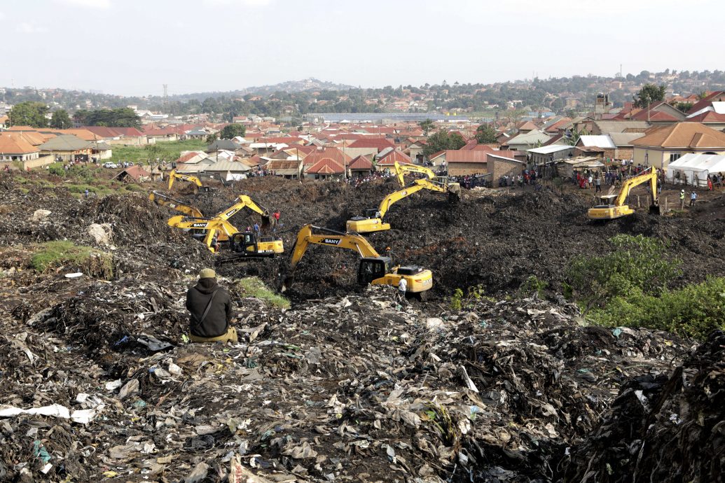乌干达“垃圾山”倒塌掩民居 酿21死