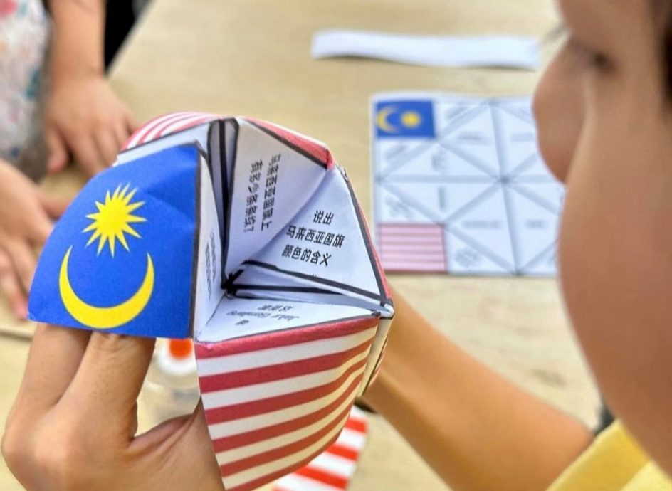 无论身在何处仍心系大马,挥动辉煌条纹祝福国家