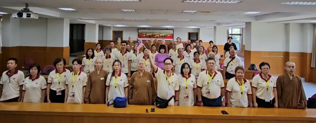 无论身在何处仍心系大马,挥动辉煌条纹祝福国家