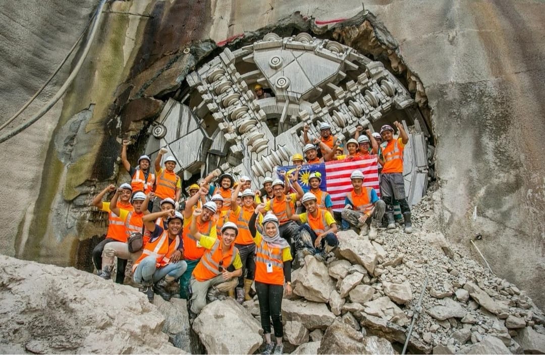 无论身在何处仍心系大马,挥动辉煌条纹祝福国家