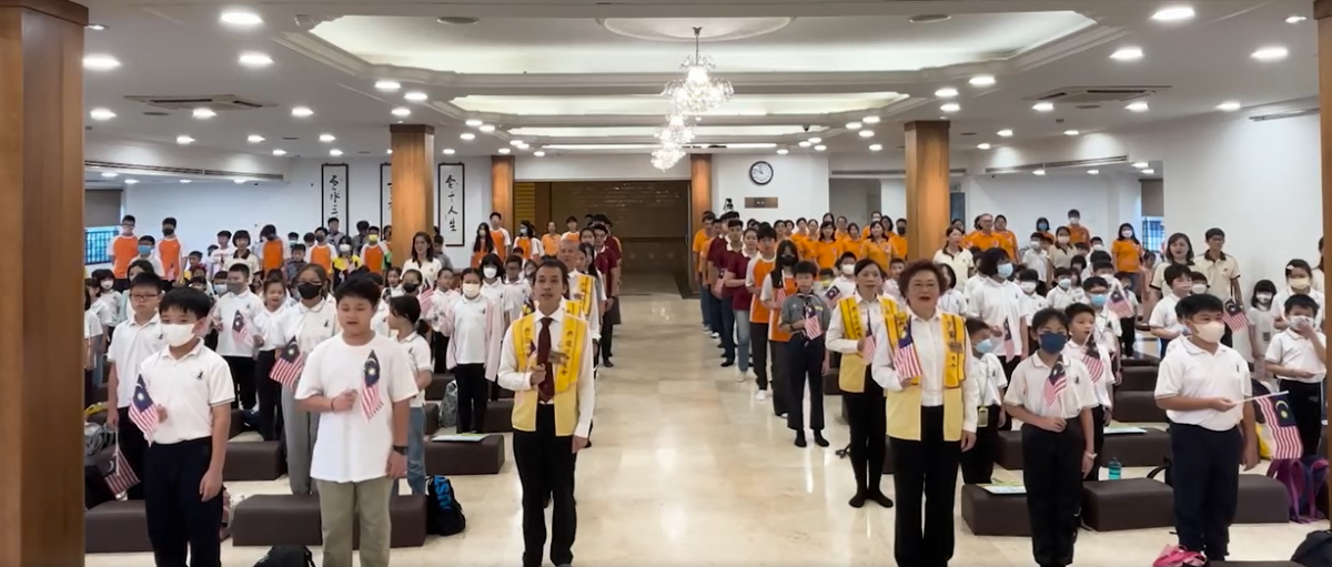 无论身在何处仍心系大马,挥动辉煌条纹祝福国家