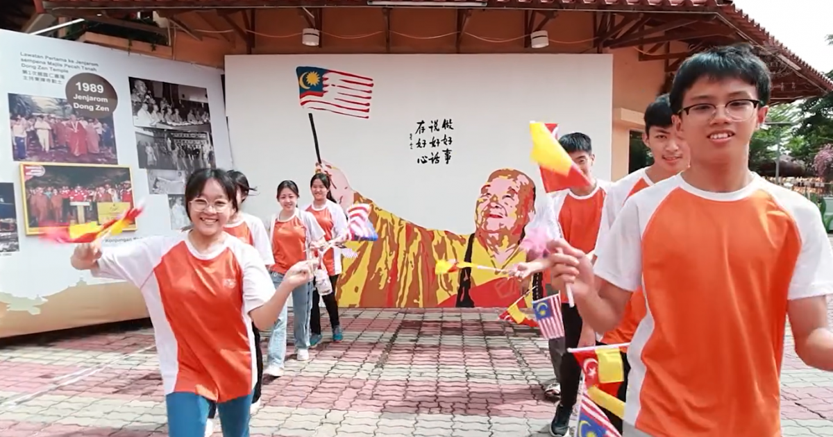 无论身在何处仍心系大马,挥动辉煌条纹祝福国家