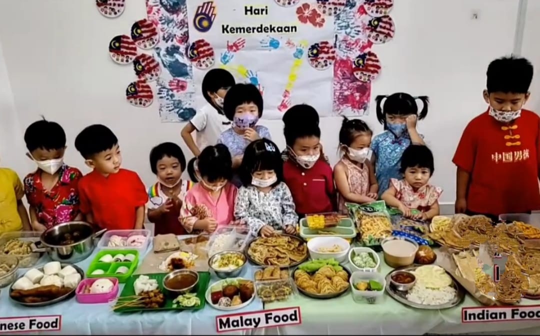 无论身在何处仍心系大马,挥动辉煌条纹祝福国家