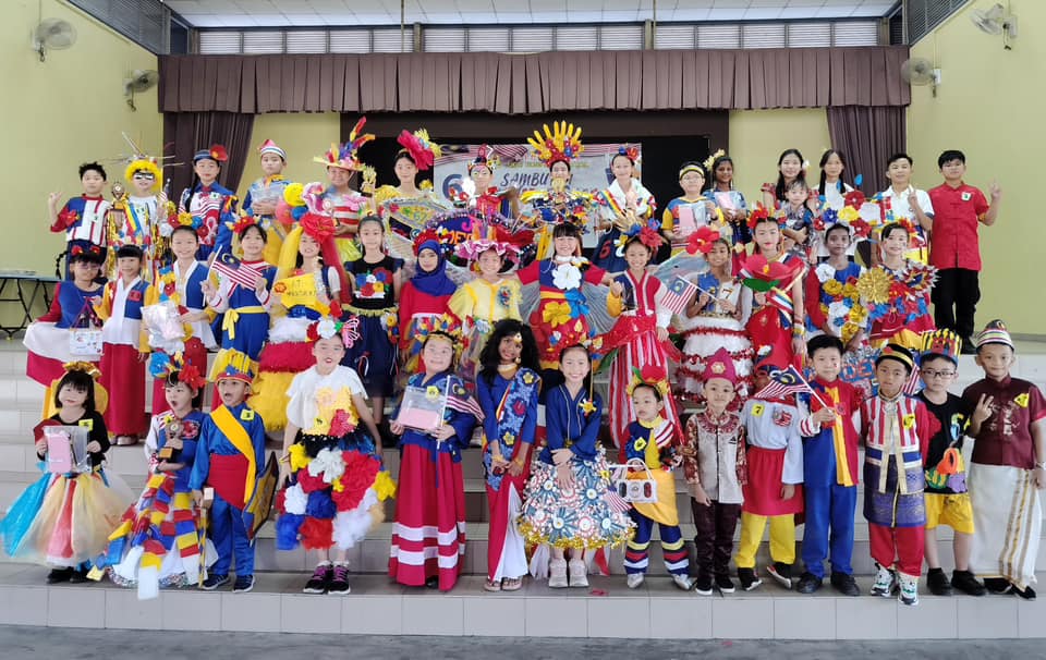 无论身在何处仍心系大马,挥动辉煌条纹祝福国家