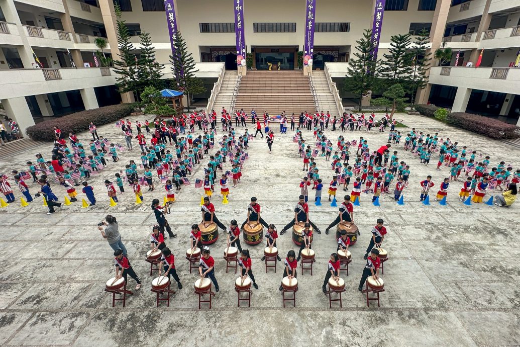 无论身在何处仍心系大马,挥动辉煌条纹祝福国家