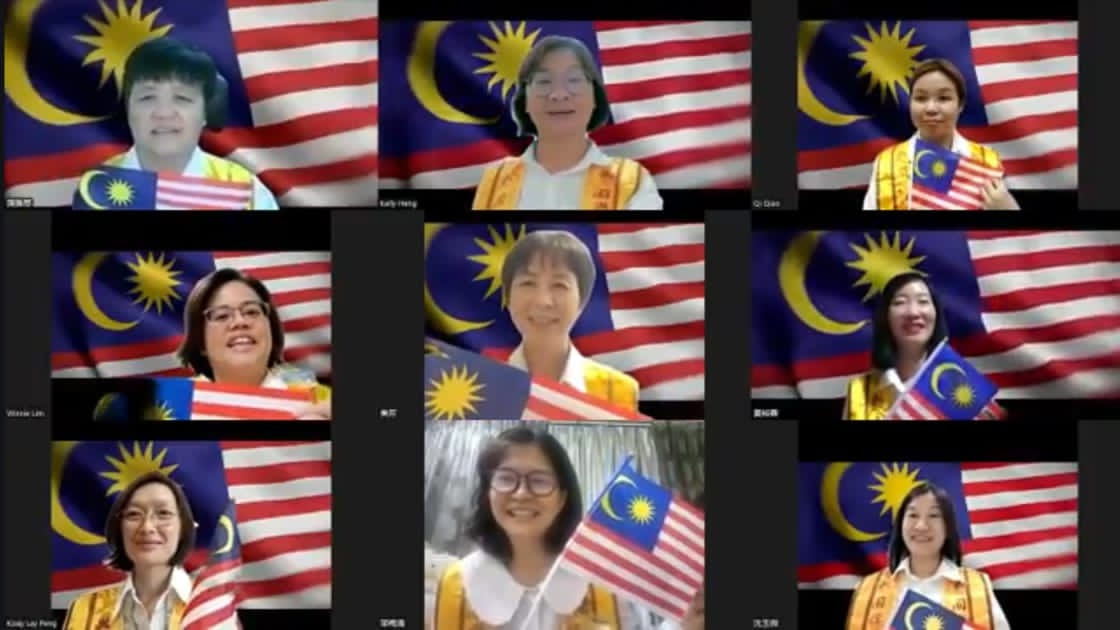 无论身在何处仍心系大马,挥动辉煌条纹祝福国家