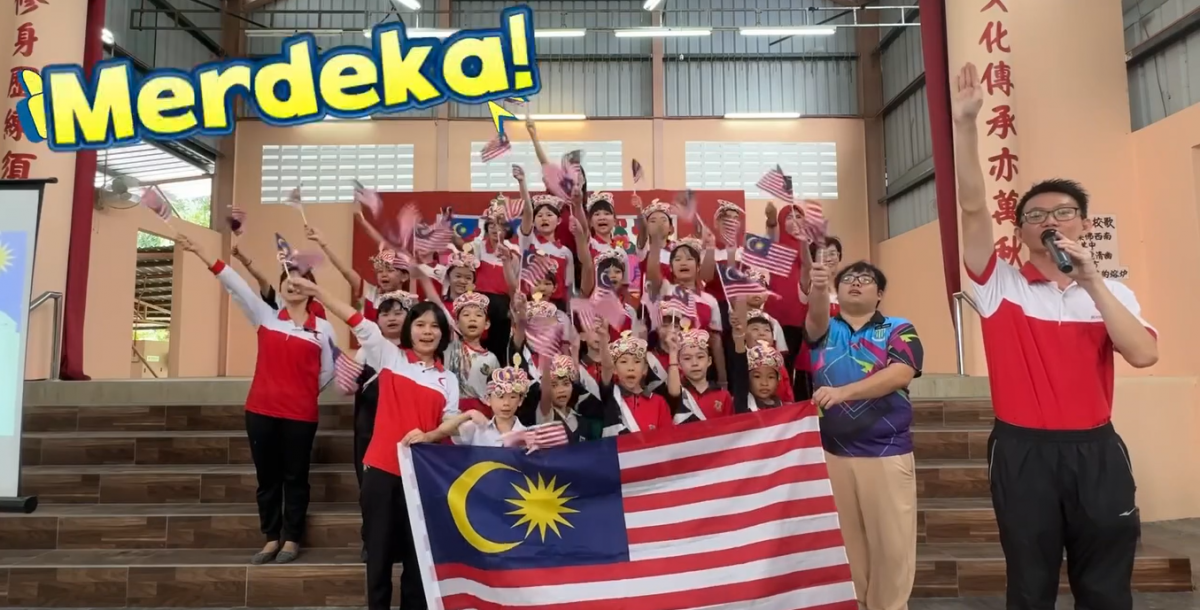 无论身在何处仍心系大马,挥动辉煌条纹祝福国家