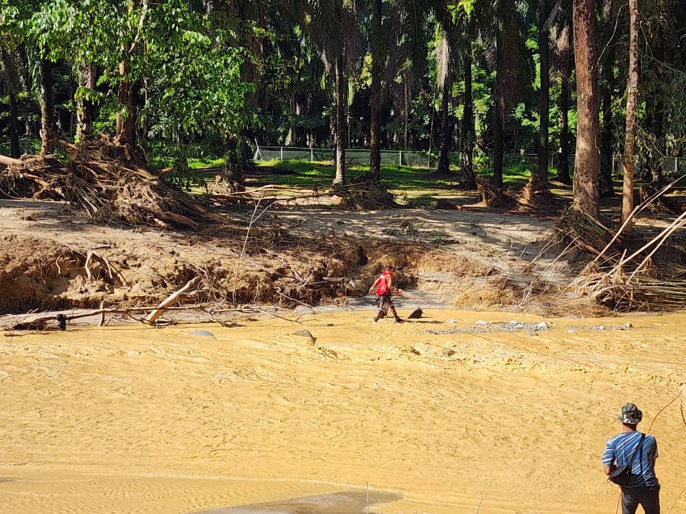 仕林河洪水致桥断 19人生态公园露营受困