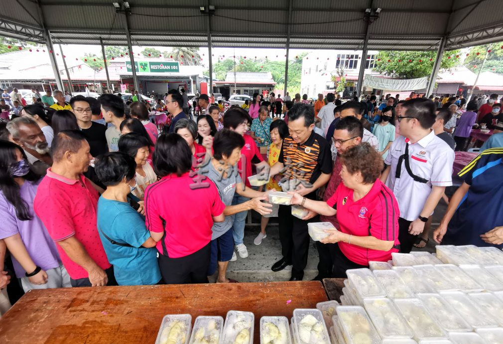 供星洲网/又吃又拿体验双倍快乐,芙拉务8哩新村榴梿大吃会反应超热