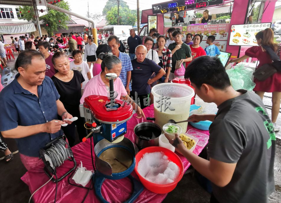 供星洲网/又吃又拿体验双倍快乐,芙拉务8哩新村榴梿大吃会反应超热