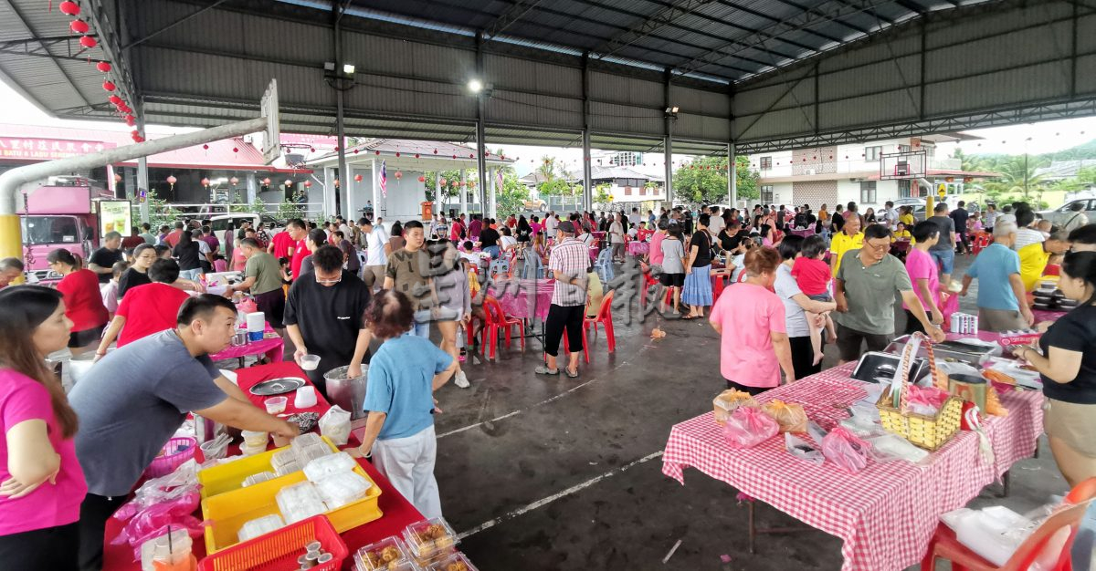 供星洲网/又吃又拿体验双倍快乐,芙拉务8哩新村榴梿大吃会反应超热
