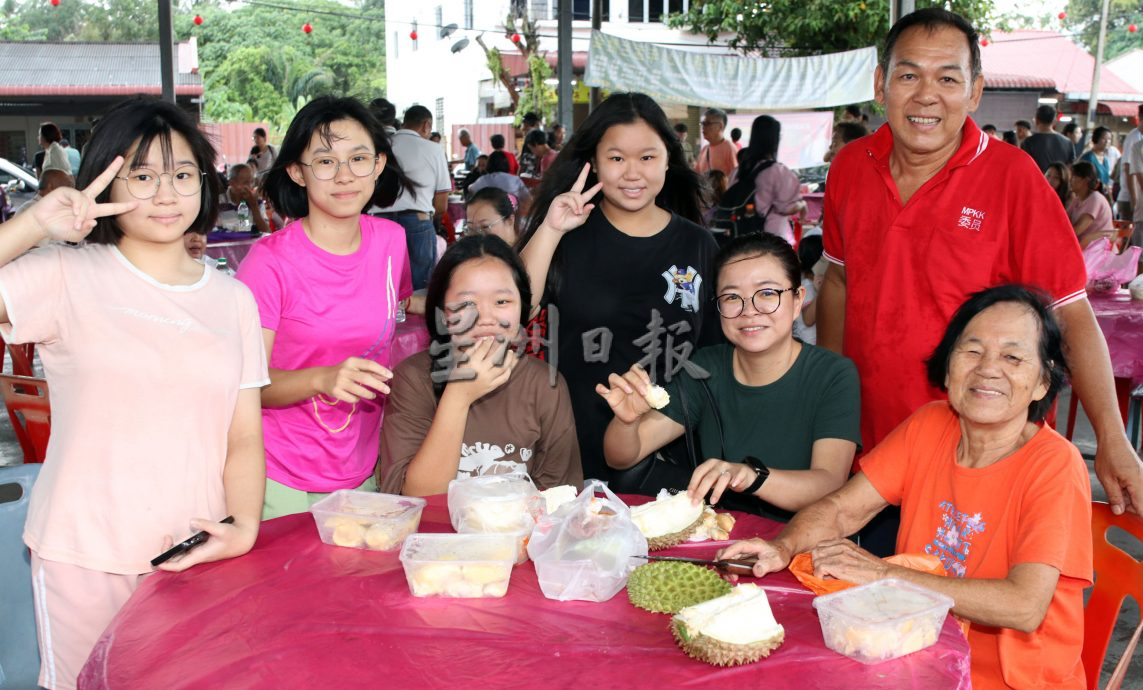供星洲网/又吃又拿体验双倍快乐,芙拉务8哩新村榴梿大吃会反应超热