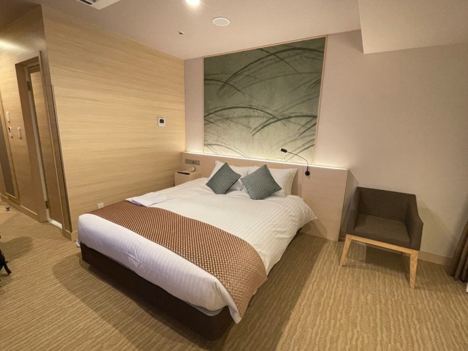 供星洲网:酒店房床尾长布有用途 网民劝告“千万别碰!”