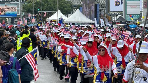 全国文:马六甲国庆庆典雨中举行