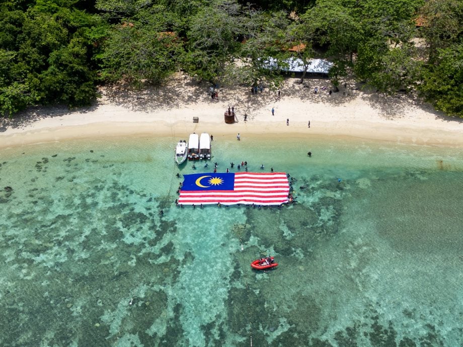 全国:40潜水员比东岛展示巨型国旗