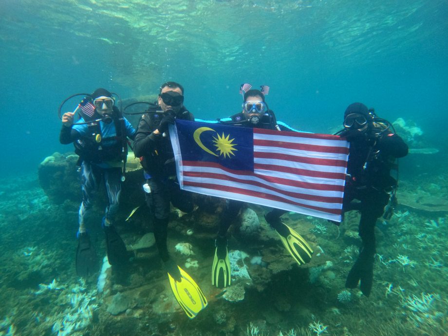 全国:40潜水员比东岛展示巨型国旗