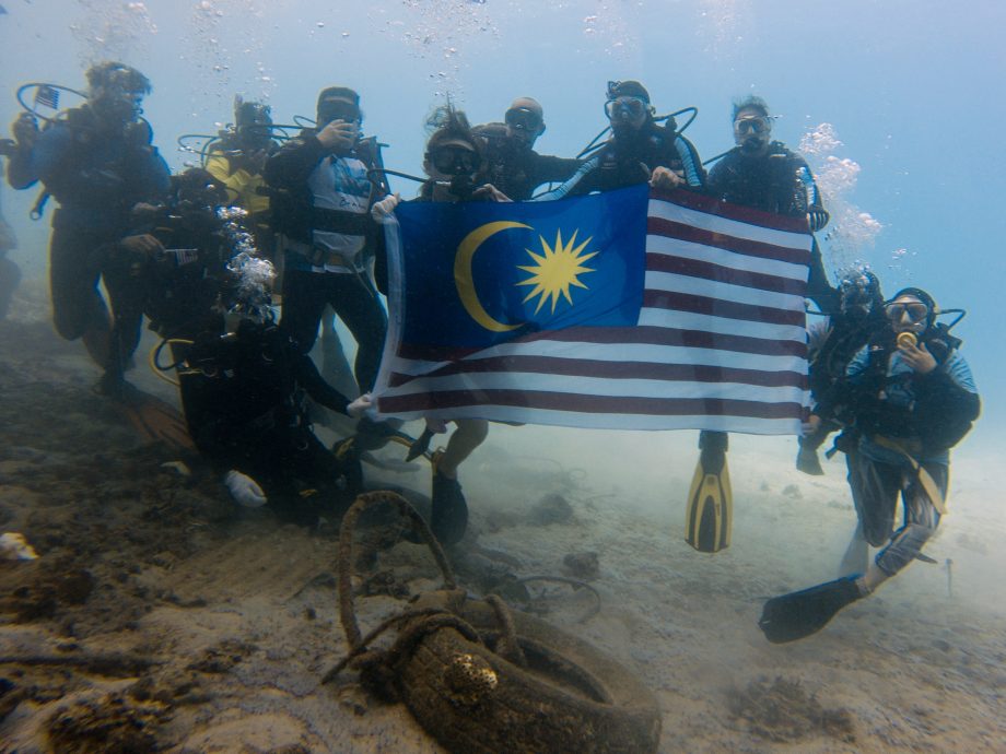 全国:40潜水员比东岛展示巨型国旗