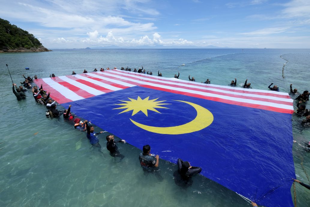 全国:40潜水员比东岛展示巨型国旗