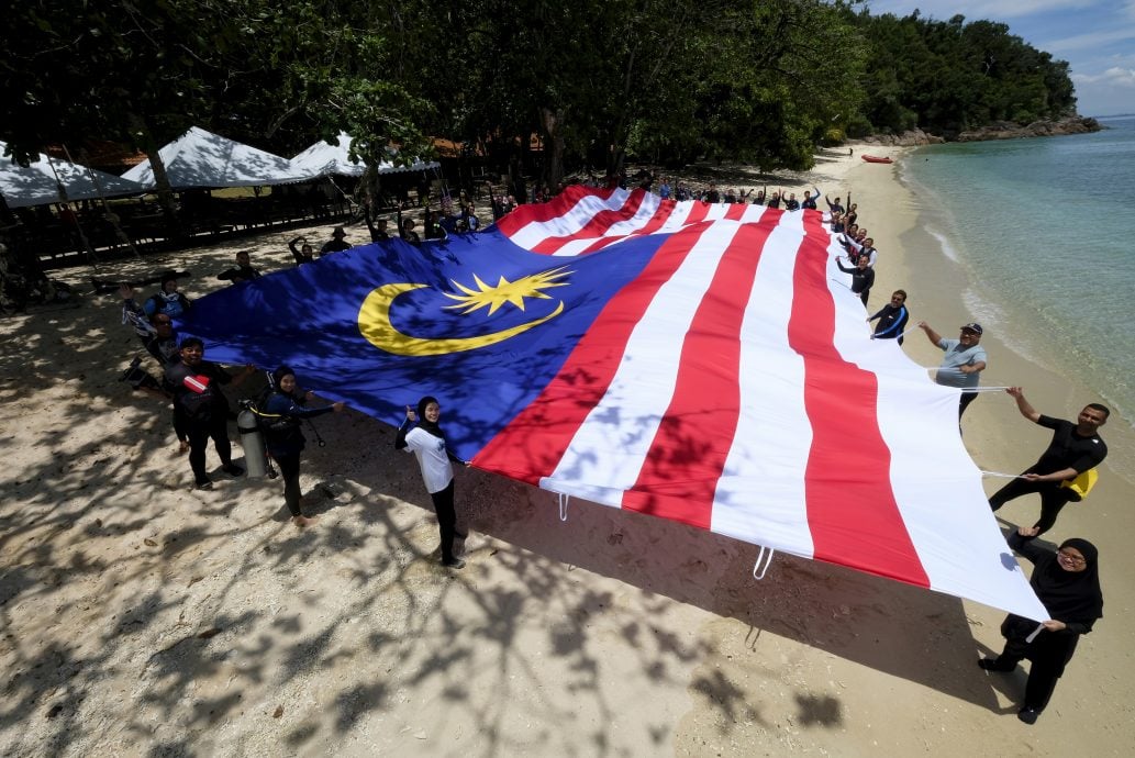 全国:40潜水员比东岛展示巨型国旗