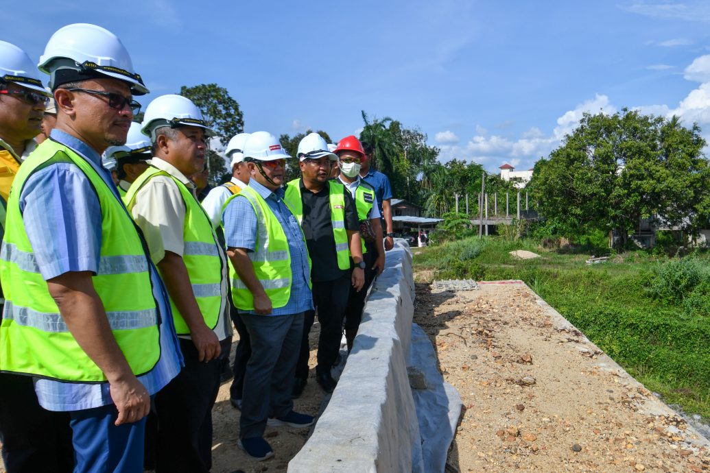 全国:工程部长拿督斯里亚历山大指出,公共工程局今年在全国共实施了1687个活跃项目,涉及经费726亿1000万令吉。