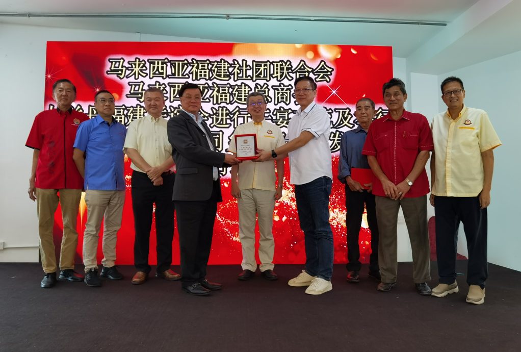 全:“第11届世界福建同乡恳亲大会”获得关丹福建联谊会鼎力支持,捐献15万令吉予恳亲大会,为总会和筹委会提供助力