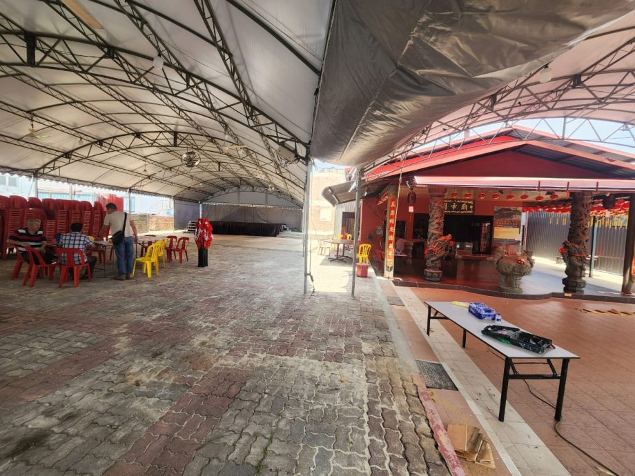 女歌手禁登台风波//登州卫生、房屋及地方政府委员会主席旺苏凯里指出,非穆斯林女性表演者只可以在室内或非公开场合(tempat tertutup)上台表演。