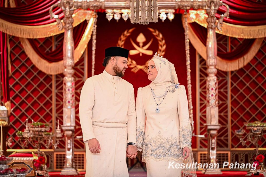 彭公主大婚第二天,一对新人接受来宾祝福。