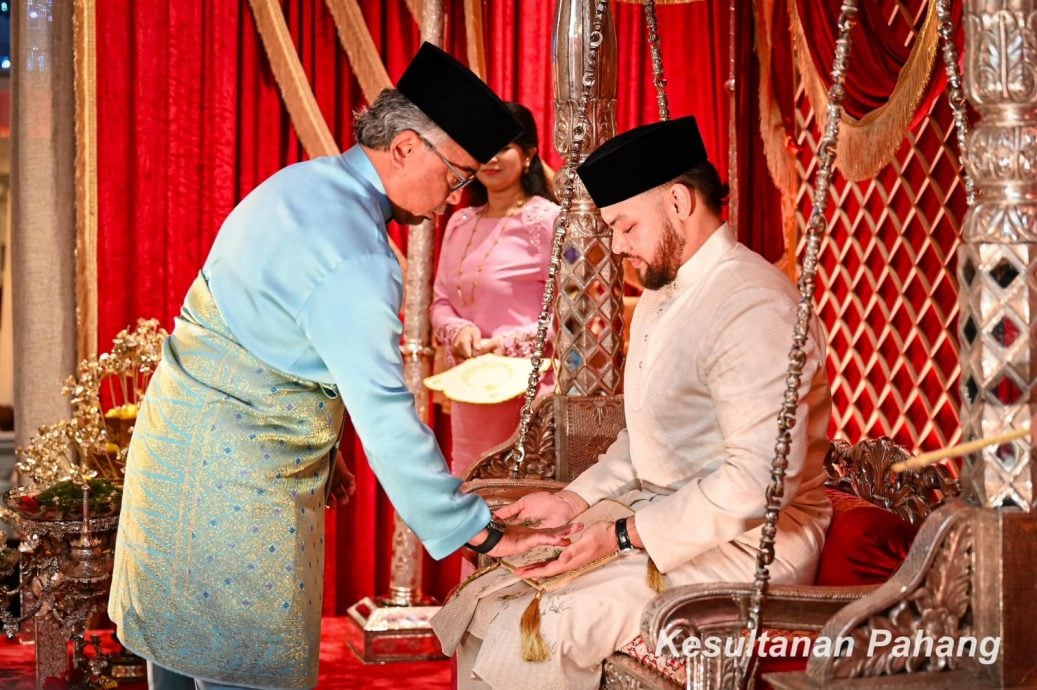 彭公主大婚第二天,一对新人接受来宾祝福。