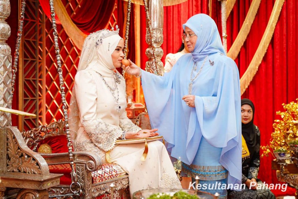 彭公主大婚第二天,一对新人接受来宾祝福。