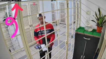 凌晨1点仍送包裹 网友:给快递员一个赞!