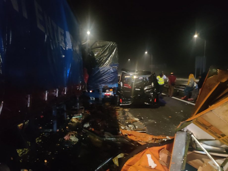 南北大道5车连环撞 一印男死亡 左车道关闭