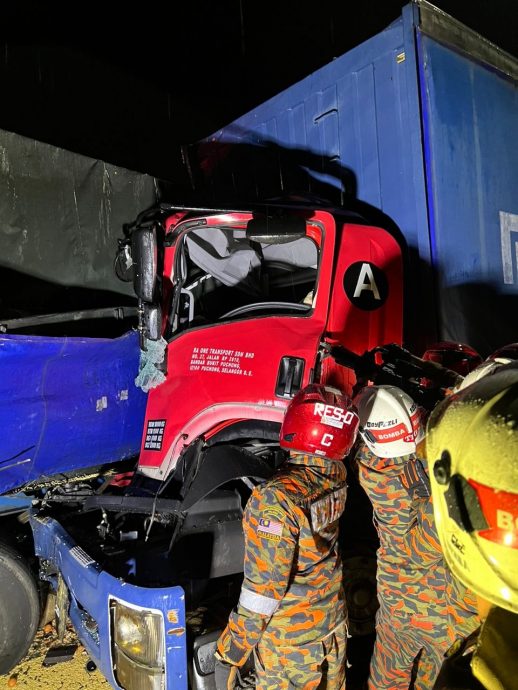 南北大道5车连环撞 一印男死亡 左车道关闭