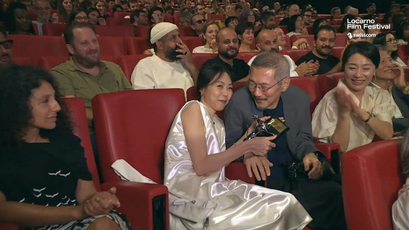 卢卡诺奖封后甜谢洪常秀 金珉禧放闪9年不伦恋